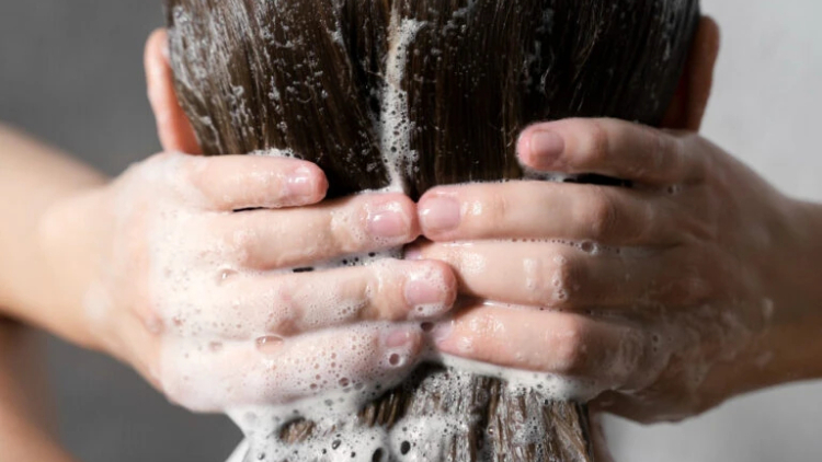 Τα πιο συχνά λάθη στο λούσιμο που κάνουν τα μαλλιά να δείχνουν θαμπά
