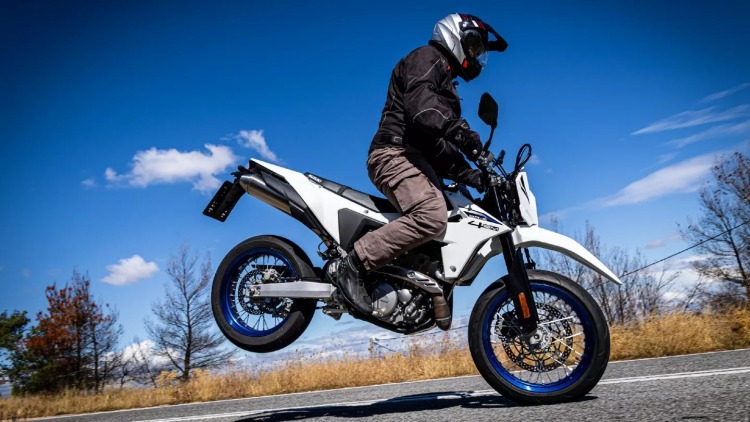Δοκιμάζουμε την Suzuki DR-Z4 SM - Πόσο κοστίζει στην Ελλάδα
