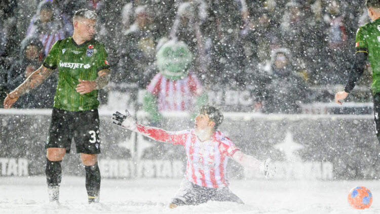 Απίστευτο γκολ σε χιονισμένο γήπεδο σε τελικό πρωταθλήματος στον Καναδά - Δείτε βίντεο