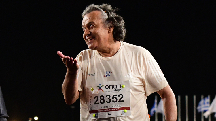42ος Αυθεντικός Μαραθώνιος: Χειροκροτήματα και συγκίνηση για τον δρομέα που τερμάτισε τελευταίος

