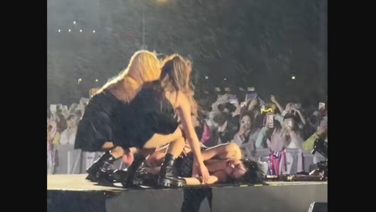 Δημοφιλής τραγουδίστρια της K-pop κατέρρευσε επάνω στη σκηνή - Δείτε βίντεο