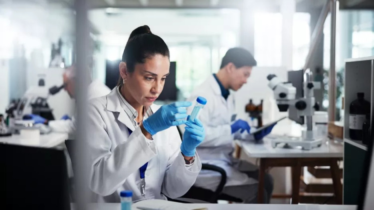 Κλιμακώνουν οι εργαστηριακοί γιατροί – Τι ζητούν από τους πολίτες όσον αφορά το κόστος των εξετάσεων
