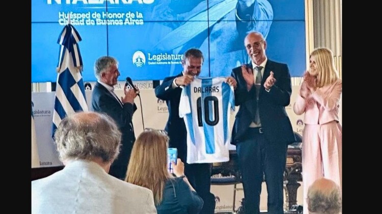 Στο Μπουένος Άιρες για συναυλία ο Νταλάρας - Του έδωσαν τη θρυλική φανέλα της Εθνικής Αργεντινής με το νούμερο 10