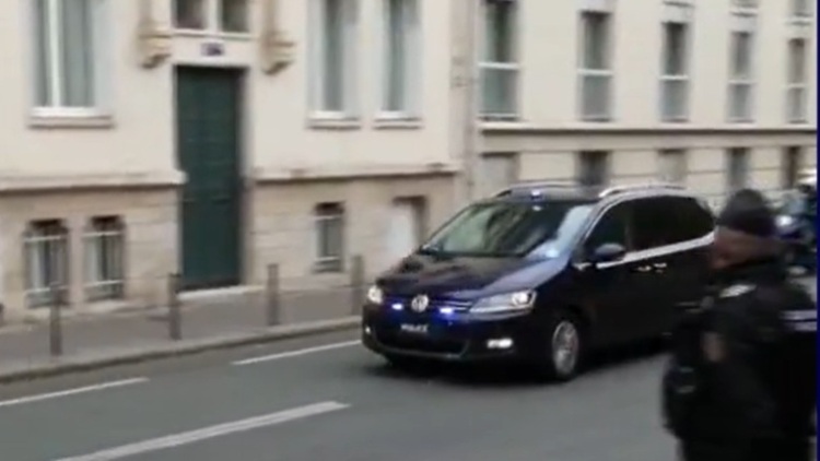 Αποχώρησε από τη φυλακή ο Σαρκοζί - Τον παρέλαβε αυτοκίνητο στο οποίο βρισκόταν και η Μπρούνι