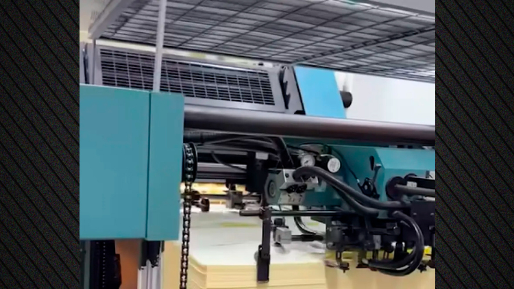 Το νέο βίντεο Τσίπρα για το βιβλίο του: Οι μηχανές δουλεύουν στο φουλ για την εκτύπωση της «Ιθάκης»