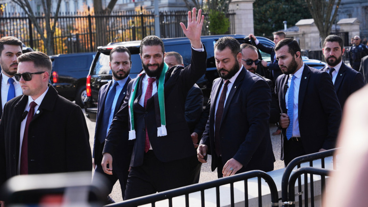 Στον Λευκό Οίκο ο Αλ-Σαράα με «δώρο» την αναστολή κυρώσεων κατά της Συρίας για έξι μήνες
