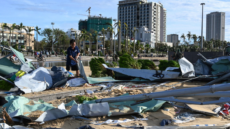 Τρεις άνδρες από το Βιετνάμ επέζησαν 40 ώρες στη θάλασσα μετά τον τυφώνα Καλμάγκι: «Ήταν ένα θαύμα»