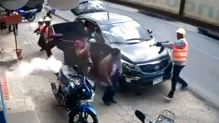 Άγρια δολοφονία στη μέση του δρόμου στη Γουατεμάλα: Εκτελεστές ντυμένοι ως εργάτες σκότωσαν 52χρονο εργολάβο - Δείτε βίντεο