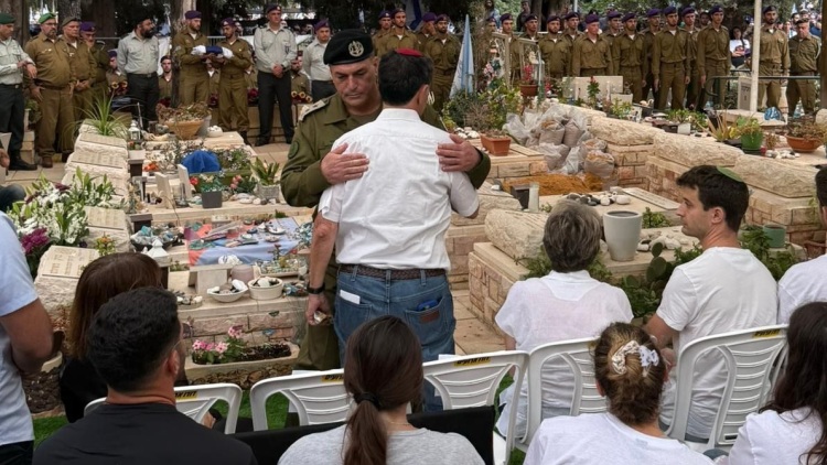 Συγκίνηση στην κηδεία Ισραηλινού στρατιώτη η σορός του οποίου επέστρεψε από τη Γάζα μετά από 11 χρόνια