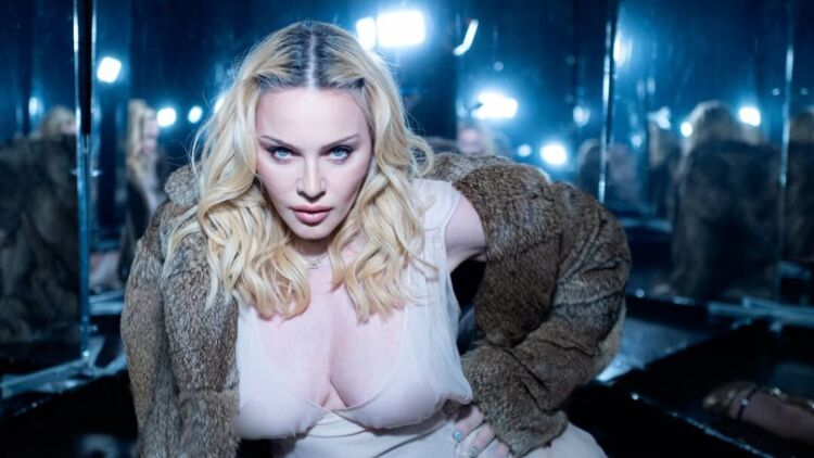 Η Μαντόνα φωτογραφήθηκε με διάφανο φόρεμα και ανακοίνωσε ότι ετοιμάζει νέο άλμπουμ