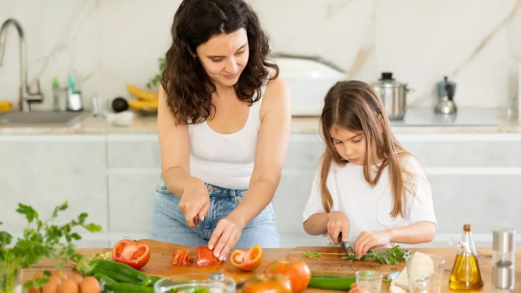 Το θαυματουργό μυρωδικό βότανο που διώχνει το φούσκωμα και προστατεύει καρδιά, μυαλό και οστά
