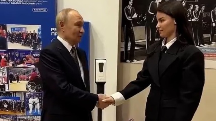 Νέες θεωρίες για την υγεία του Πούτιν - Οι διογκωμένες φλέβες στη διάρκεια χειραψίας, δείτε βίντεο