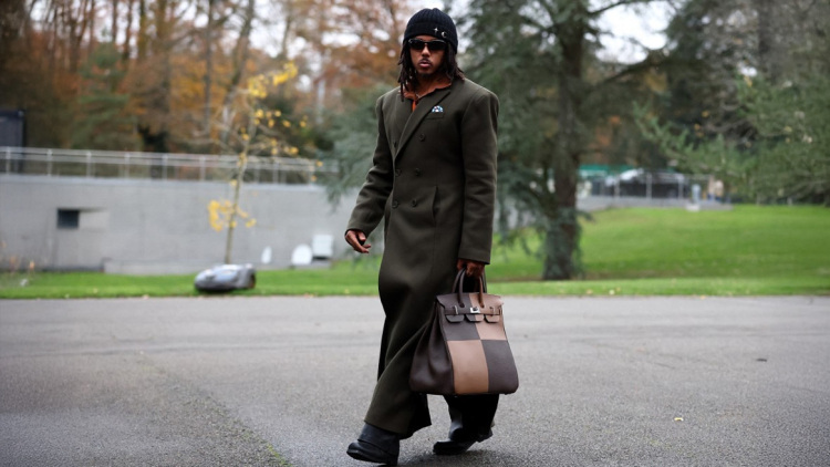  Η άφιξη της Εθνικής Γαλλίας στο ξενοδοχείο θύμισε πάλι... πασαρέλα - Με δίχρωμη τσάντα και παλτό με βάτες ο Κουντέ, με cargo φόρμα ο Σεβαλιέ