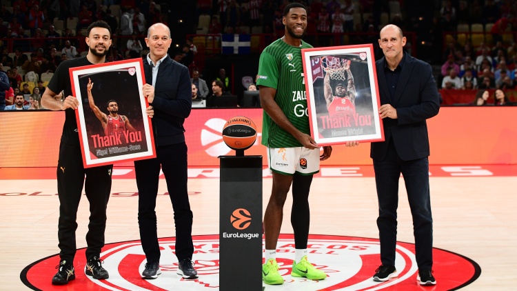 Ολυμπιακός - Ζάλγκιρις: Οι Αγγελόπουλοι  βράβευσαν τους Γουίλιαμς Γκος και Ράιτ