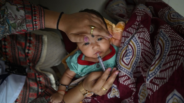 41χρονη πηδάει πάνω από ορμητικό χείμαρρο για να μεταφέρει παιδικά εμβόλια σε απομονωμένες περιοχές (βίντεο)
