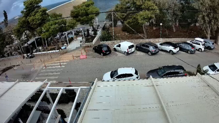 Η στιγμή που ο άνεμος ξηλώνει σκέπαστρο εστιατορίου στο Καβούρι - Δείτε βίντεο