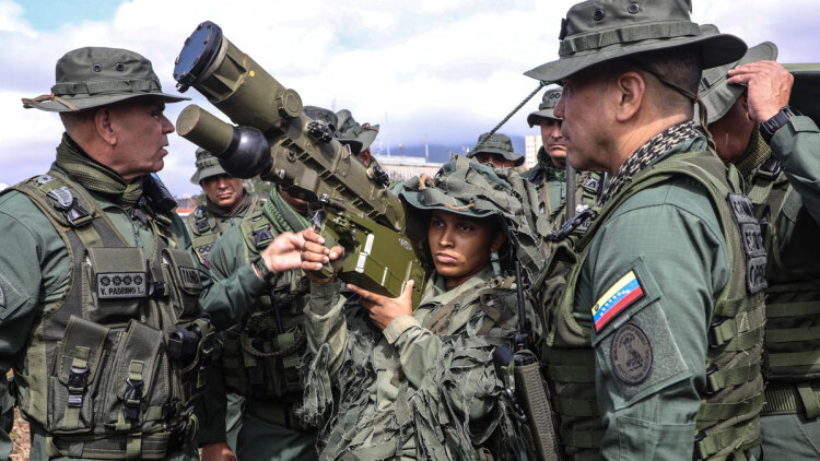 ΗΠΑ και Βενεζουέλα συγκεντρώνουν δυνάμεις: Ο Τραμπ έστειλε το αεροπλανοφόρο Ford, με μαζική στρατιωτική κινητοποίηση απαντά ο Μαδούρο