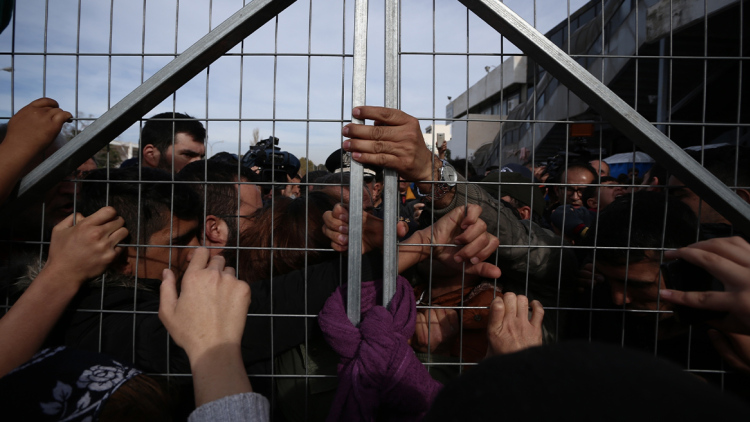 Εξέγερση σε δομή μεταναστών στις Σέρρες - Τουλάχιστον 25 προσαγωγές, δύο αστυνομικοί τραυματίες