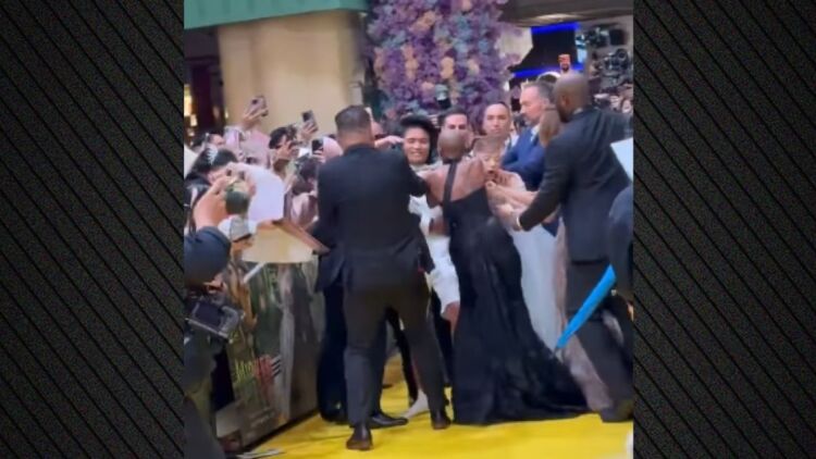 Η Αριάνα Γκράντε δέχτηκε επίθεση από θαυμαστή της στην πρεμιέρα του «Wicked: For Good» - Η επέμβαση της Σίνθια Ερίβο