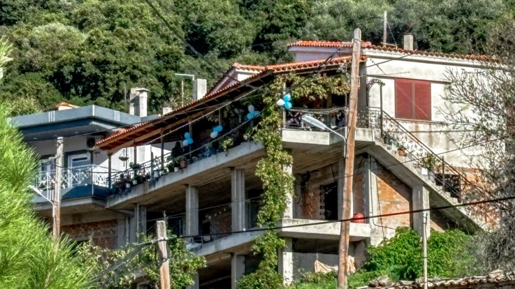 Θρήνος στην Αχαΐα: Σήμερα το τελευταίο αντίο στον 3χρονο Ανδρέα που σκοτώθηκε πέφτοντας από μάντρα αγκαλιά με 25χρονο