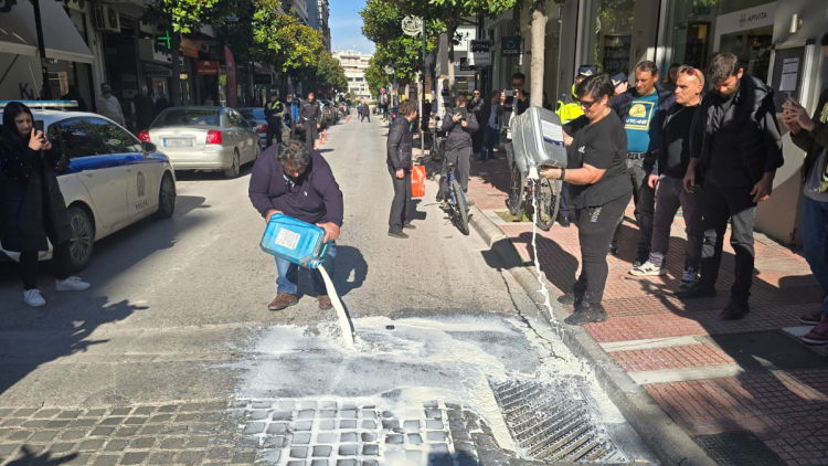 Λάρισα: Κτηνοτρόφοι έριξαν γάλα έξω από το πολιτικό γραφείο του Κέλλα, δείτε βίντεο
