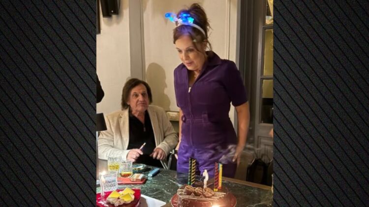 Η Ελένη Ράντου έσβησε κεράκια με στέκα με λαμπιόνια και τον Βασίλη Παπακωνσταντίνου δίπλα της - «Τα πιο ωραία να είναι πάντα μπροστά» 