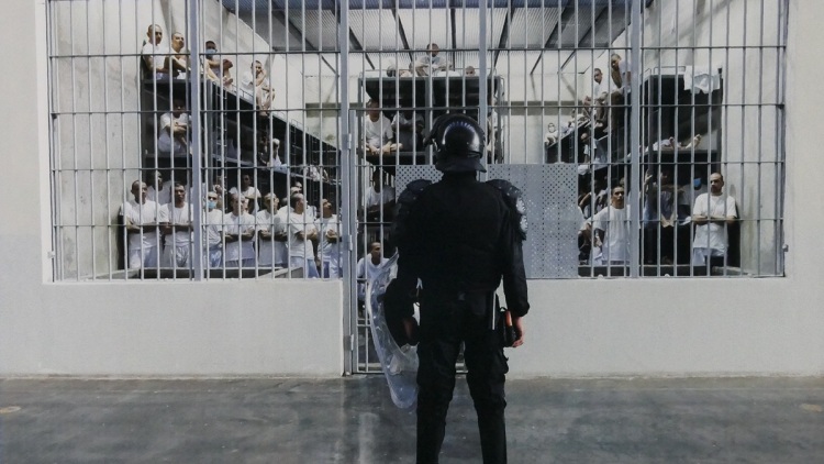 Βασανιστήρια και σεξουαλική βία σε μετανάστες από τη Βενεζουέλα που έστειλαν οι ΗΠΑ σε φυλακή του Ελ Σαλβαδόρ 