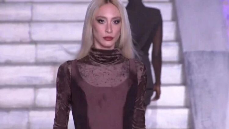 Κιάρα Μαρκέζη: Eντυπωσίασε στην πασαρέλα η εγγονή του Άκη Τσοχατζόπουλου - Δείτε το βίντεο 