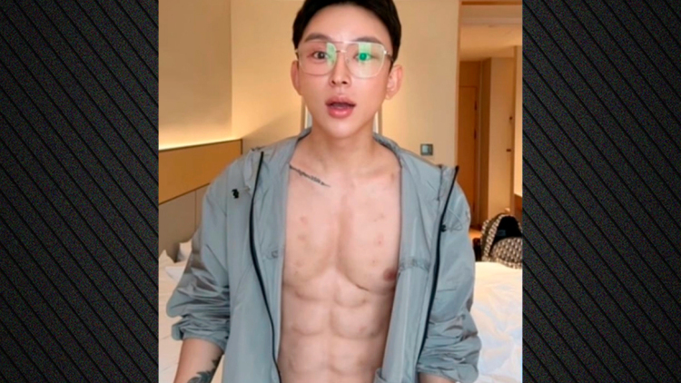 Κινέζος influencer ξόδεψε πάνω από 500.000 δολάρια για… ψεύτικους κοιλιακούς