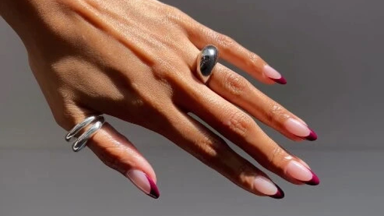 Το βουργουνδί γαλλικό μανικιούρ θα είναι η νο1 επιλογή μας για τους επόμενους μήνες
