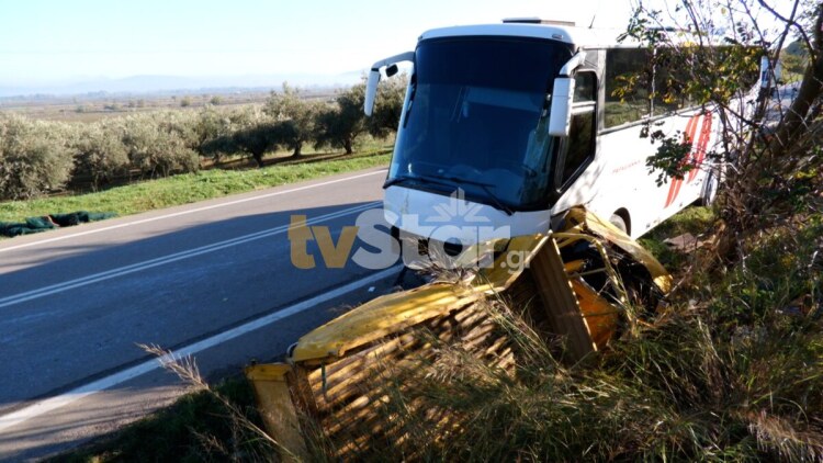 Σύγκρουση λεωφορείου με αγροτικό έξω από την Αλίαρτο - Δύο τραυματίες, δείτε φωτογραφίες