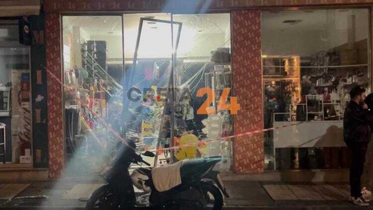 Αυτοκίνητο έπεσε σε κατάστημα στο Ηράκλειο - Διέλυσε τη βιτρίνα του