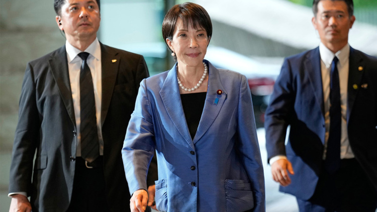 Κοιμάται 2 ώρες τη νύχτα, συγκαλεί συσκέψεις στις 3 τα ξημερώματα - Επικρίσεις για την αύξηση υπερωριών που προωθεί στην Ιαπωνία η Τακαΐτσι