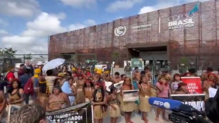 Βραζιλία: Αυτόχθονες διαδηλωτές απέκλεισαν την είσοδο της διάσκεψης του ΟΗΕ για το κλίμα