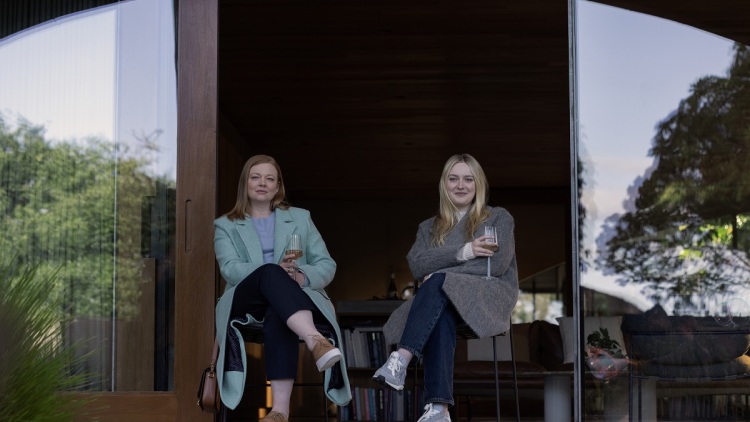 Ντακότα Φάνινγκ: «Ανέκαθεν θέλω να γίνω μητέρα – από πέντε χρονών έκανα ότι είμαι έγκυος»
