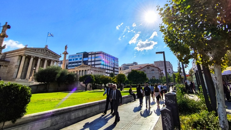 Καιρός: Ανοιξιάτικος μέχρι τα μέσα της εβδομάδας – Επιστρέφει το φθινόπωρο από την Τετάρτη