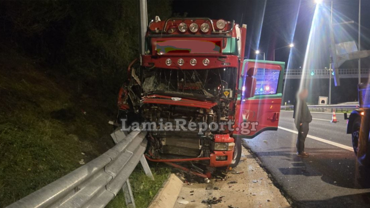 Νταλίκα εξετράπη της πορείας της στην εθνική οδό κοντά στα Καμένα Βούρλα - Δείτε φωτογραφίες