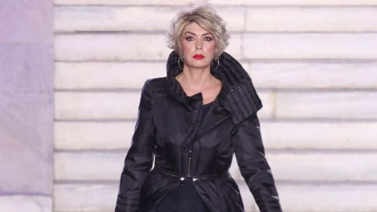 Η «Γυναίκα με τα Μαύρα» περπάτησε στην πασαρέλα της Εβδομάδας Μόδας - Δείτε φωτογραφίες