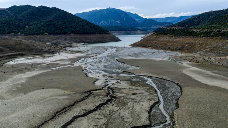 Νέα συρρίκνωση της έκτασης της λίμνης του Μόρνου μέσα σε μόλις 15 ημέρες 