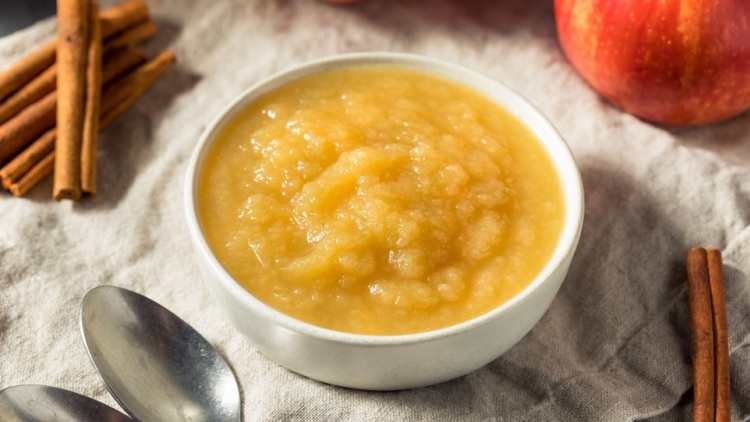 Πώς ο πουρές μήλου αντικαθιστά αυγά και ζάχαρη στα γλυκά – και τα κάνει και πιο νόστιμα