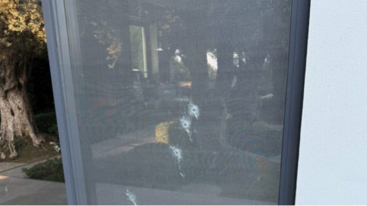 Στις 14 σφαίρες στη μεζονέτα του επιχειρηματία ψάχνουν τις απαντήσεις για την επίθεση στη Ρόδο