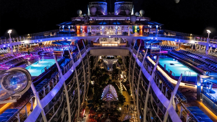 Το τεράστιο «Symphony of the Seas»: 30.000 γεύματα την ημέρα και πολυτέλεια παντού