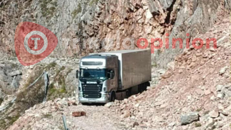 Οδηγός νταλίκας έστριψε λάθος λόγω GPS και εγκλωβίστηκε σε χωματόδρομο στα Τρίκαλα - Δείτε φωτογραφία 
