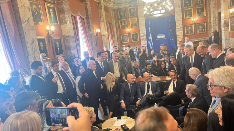 Από το εντευκτήριο της Βουλής στα «γαλάζια» τραπεζώματα - Σύσφιγξη σχέσεων Μητσοτάκη και βουλευτών της ΝΔ