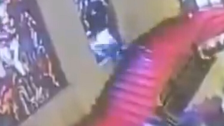 Ιταλός πολιτικός έπεσε με το κεφάλι πάνω σε πολύτιμο βιτρό και το έσπασε - Δείτε βίντεο