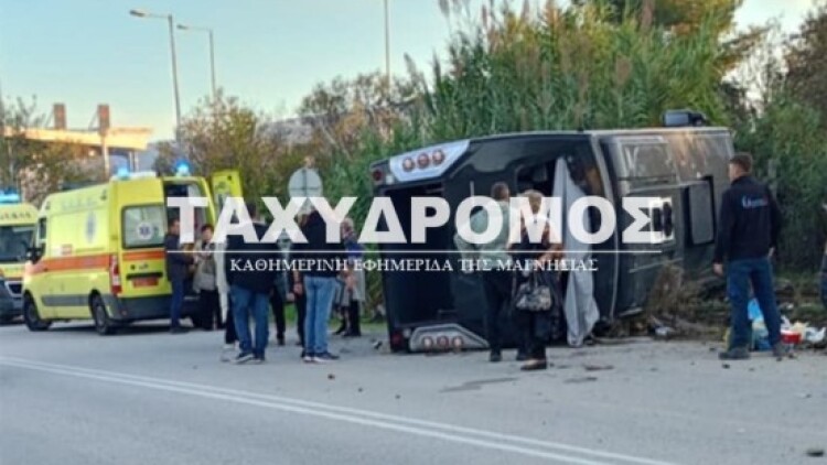 Εκτροπή λεωφορείου με 40 επιβάτες έξω από τον Ριζόμυλο του Βόλου – Στο νοσοκομείο 14 ελαφρά τραυματίες
