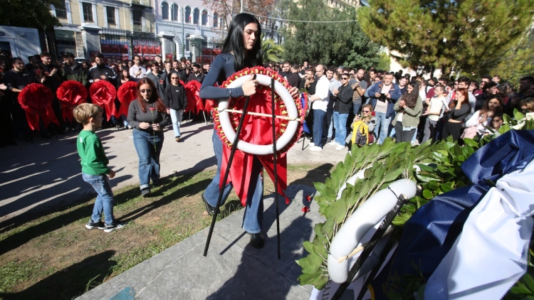 Επέτειος της εξέγερσης του Πολυτεχνείου: Άνοιξαν οι πύλες για το κοινό – Στεφάνια και λουλούδια αφήνουν πολίτες 