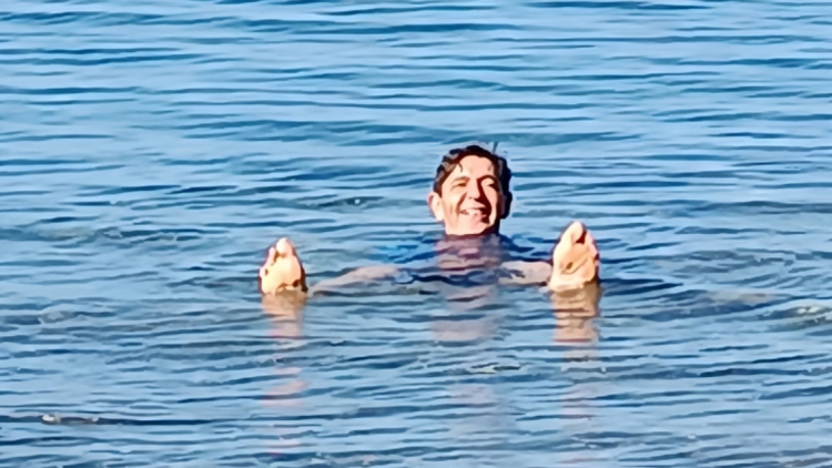 Ο Γεράσιμος Σκιαδαρέσης δημοσίευσε φωτογραφία μέσα στη θάλασσα: 42 ημέρες για τα Χριστούγεννα, έγραψε