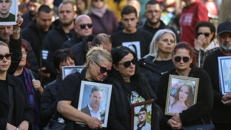 Δικαιοσύνη για τα 63 θύματα του κλαμπ στο Κότσανι ζήτησαν χιλιάδες διαδηλωτές στα Σκόπια
