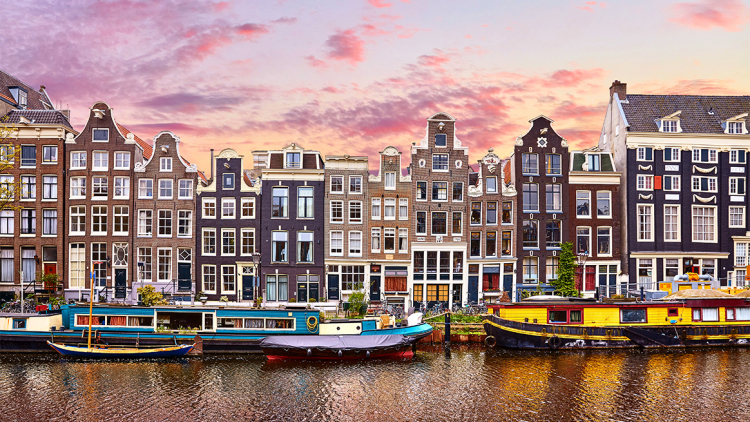 Ψηλά έπιπλα, μεγάλοι καθρέφτες: Πώς κάνεις ένα σπίτι 27 τ.μ. να φαίνεται ευρύχωρο